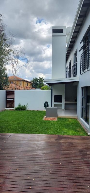 Morninghill R26,000!! Trendy, Garden Apartment!!  Available Immediately/01 March!!