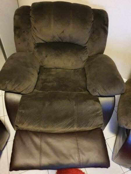 REDUCED - Single Recliner couch