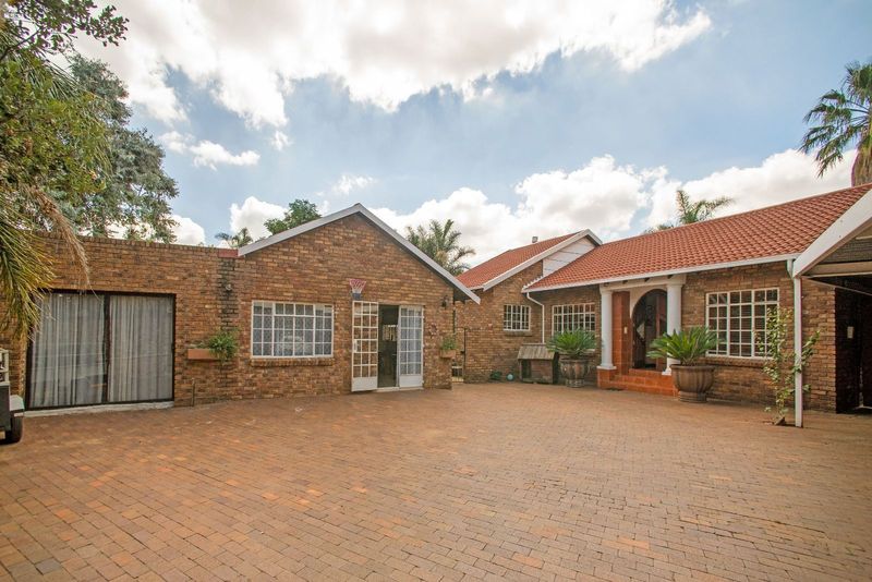 Immaculate 4 Bedroom home for Sale in Farrarmere with Flatlet!