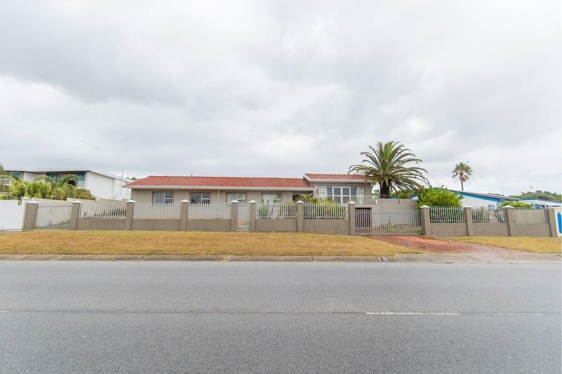 A beautiful family home in old  Summerstrand for sale.