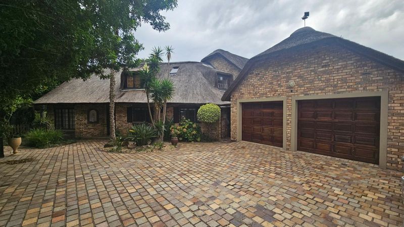 5 Bedroom Thatch house To Rent