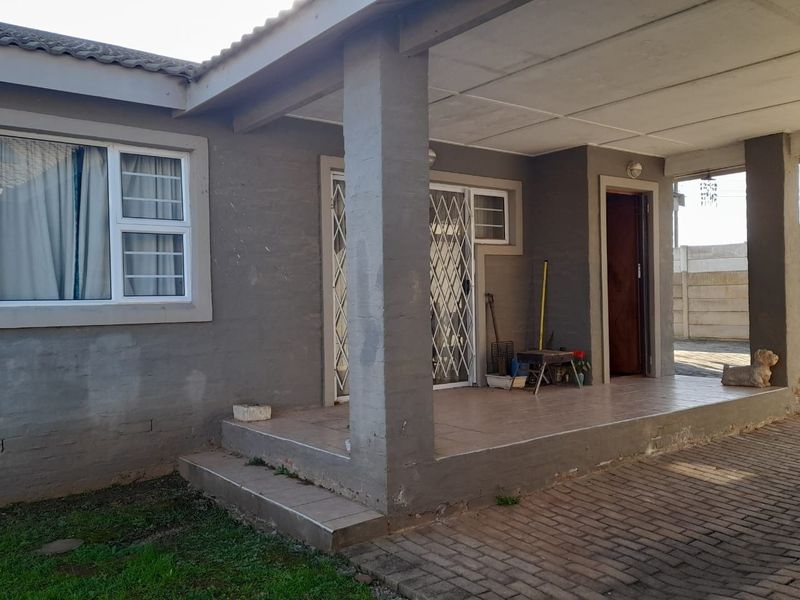 3 Bedroom townhouse-villa in Retief For Sale