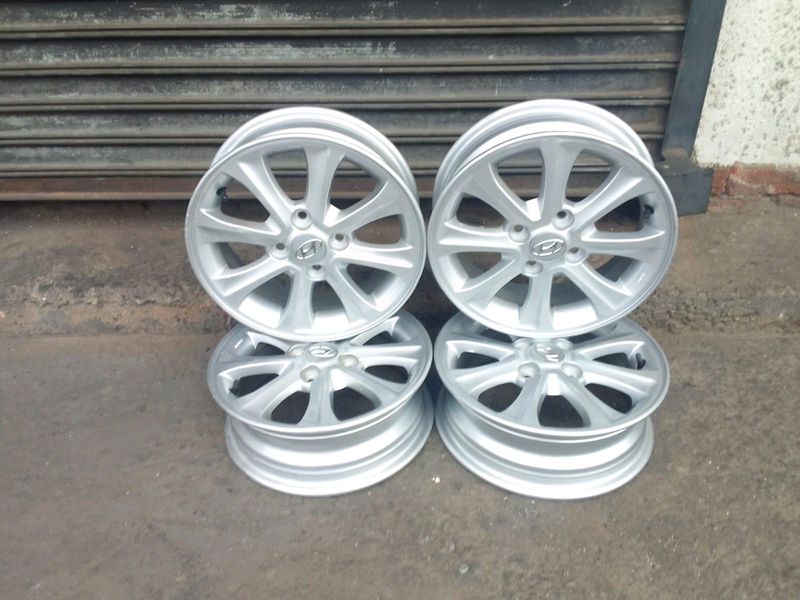 A set of 14inches original Hyundai i10 mags rim 4x100 PCD. This set are in perfect condition as well