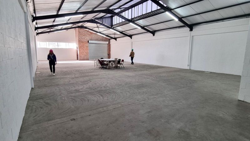 Retail Industrial Warehouse with Excellent Visibility