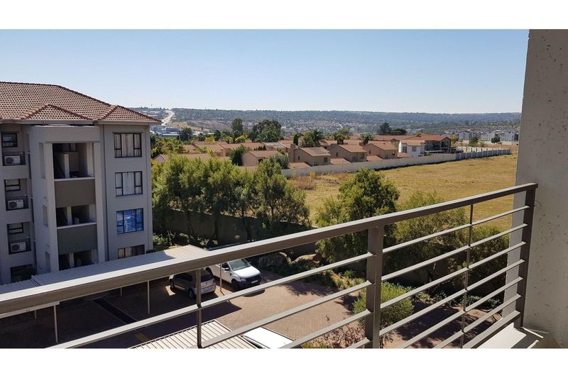 WELL POSITIONED EXECUTIVE LIVING IN THE LUXURIOUS LAGUNA COMPLEX