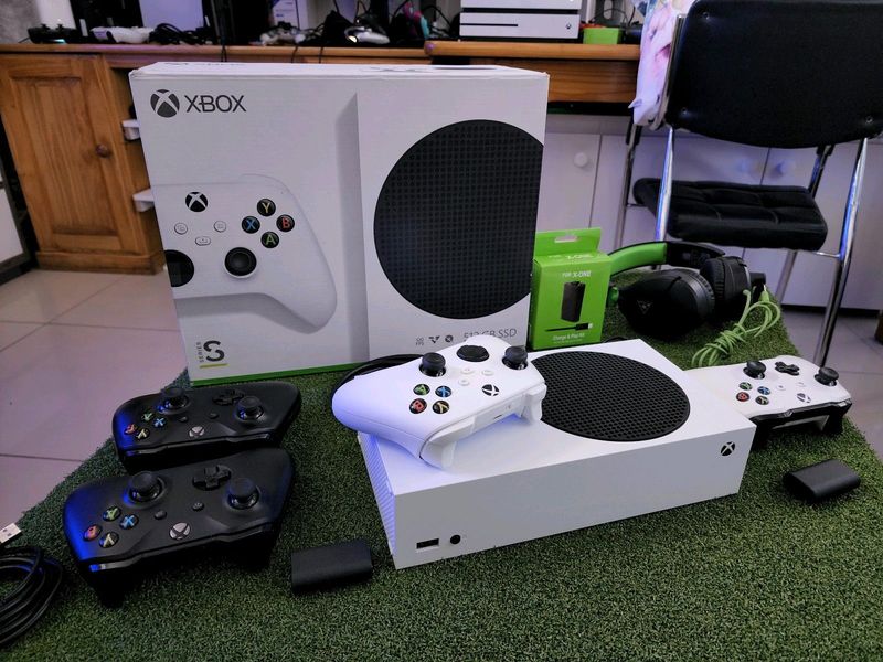 Xbox series s 512 ssd r4999 comes with controller and all cables still new