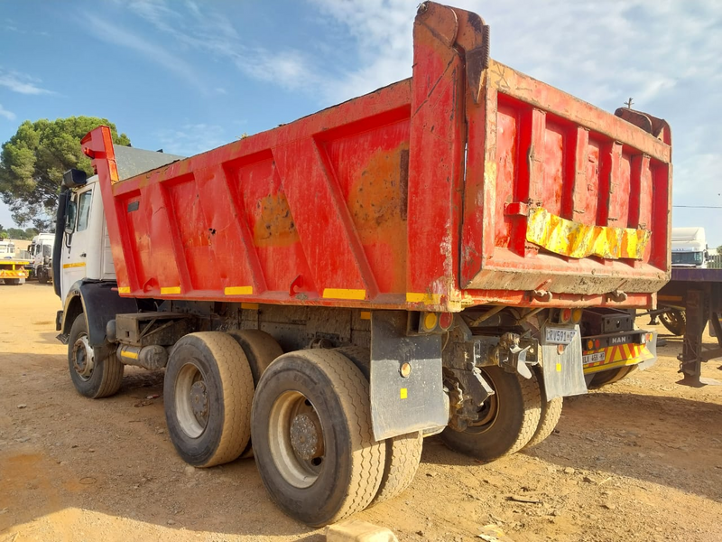 Meecedes benz 2624 vseries 10cube tipper truck in a great running condition for sale