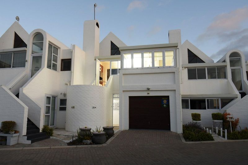 Invest in a stunning 2 bedroom newly upgraded apartment in Dwarskersbos.