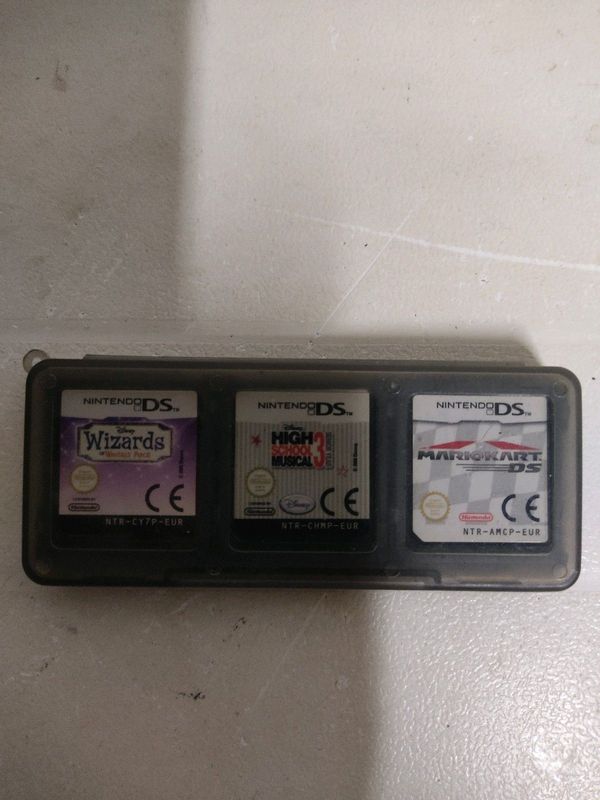 5 X Nintendo DS karts in one carry case