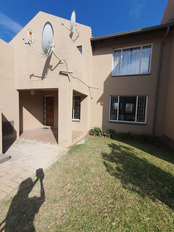 STUNNING SPACIOUS 1 BEDROOM TOWNHOUSE IN THIS SECURE UPMARKET SOUGHT AFTER COMPLEX.