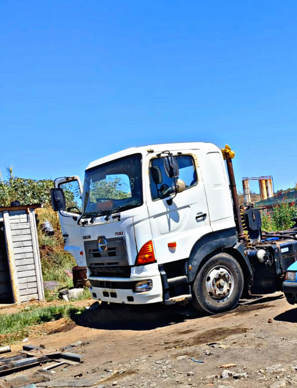 2005 - HINO 700 28 45 Double Axle Truck for sale - clean and ready for