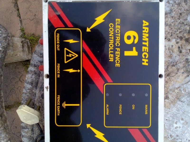 Electric fence controller