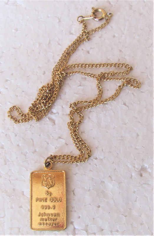 Vintage -  Gold Toned Imitation Pendant and Chain