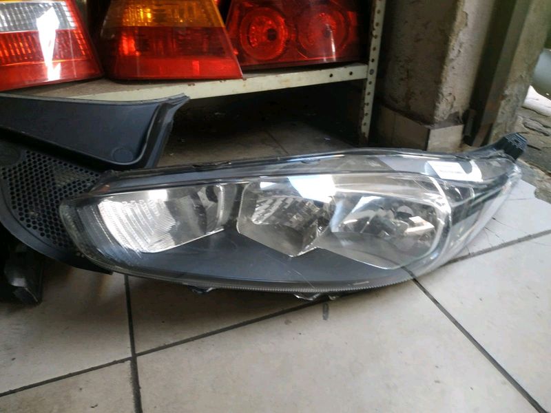 Ford Fiesta left headlight / head lamp