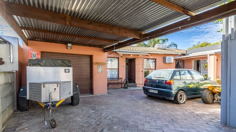 Three bedroom home plus separate flat for sale in Paarl North