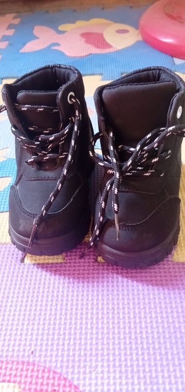 Boy kiddies winter boot size 4