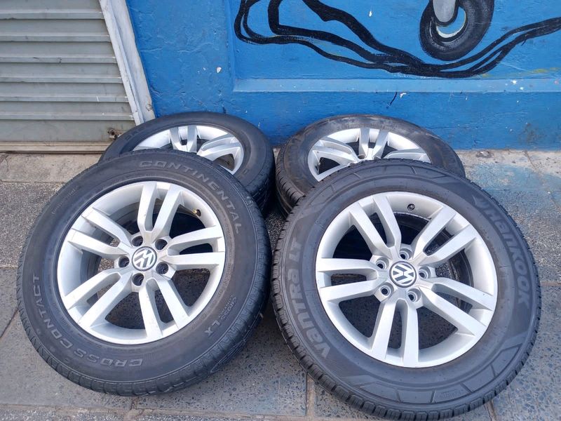 A set of 17inches original VW Tiguan mags rim 5x112 PCD with tyres. Also fit VW Golf / VW caddy