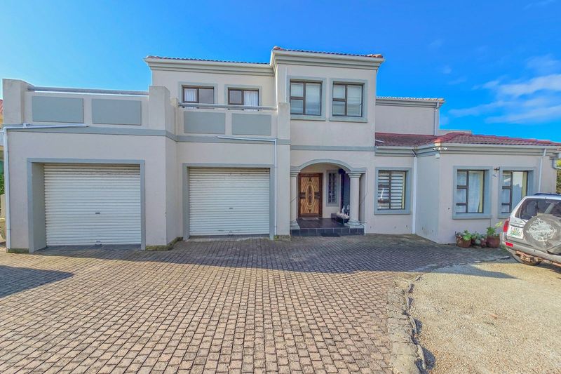 Coastal Living with Endless Potential â?? Spacious 5-Bedroom Home in St. Francis Bay