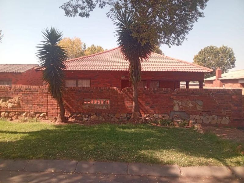 3 Bedroom House For Sale In Pimville Zone 7
