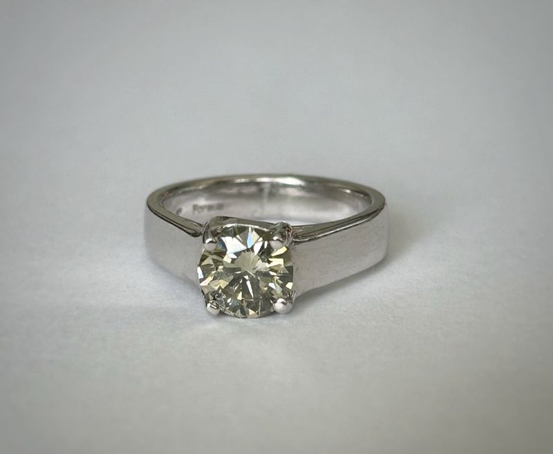 Stunning 18ct White Gold Diamond Solitaire Ring
