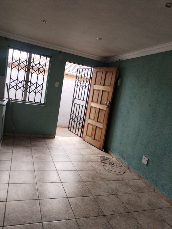 Room to rent at protea Glen ext 22 price:1700 deposits:1000