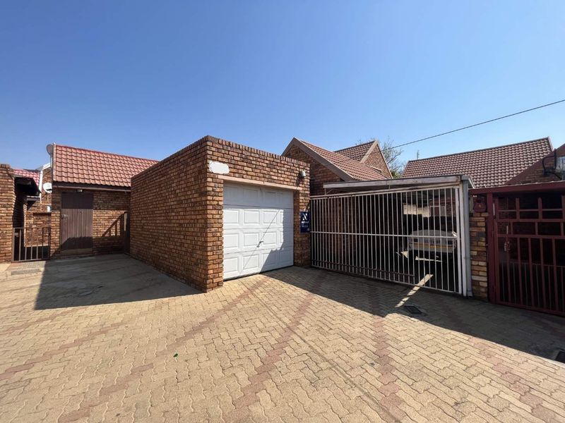 CHARMING THREE-BEDROOM TOWNHOUSE