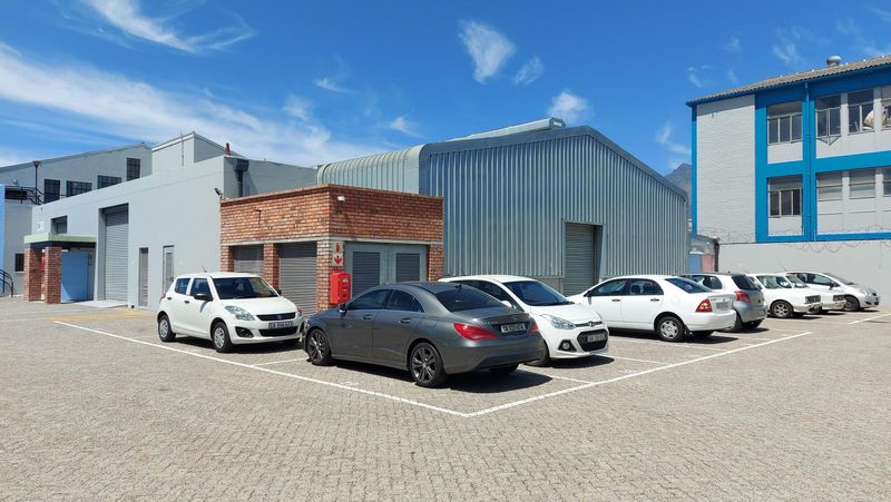 451 Sqm Open Plan Warehouse To Let in Secure Maitland Business Park