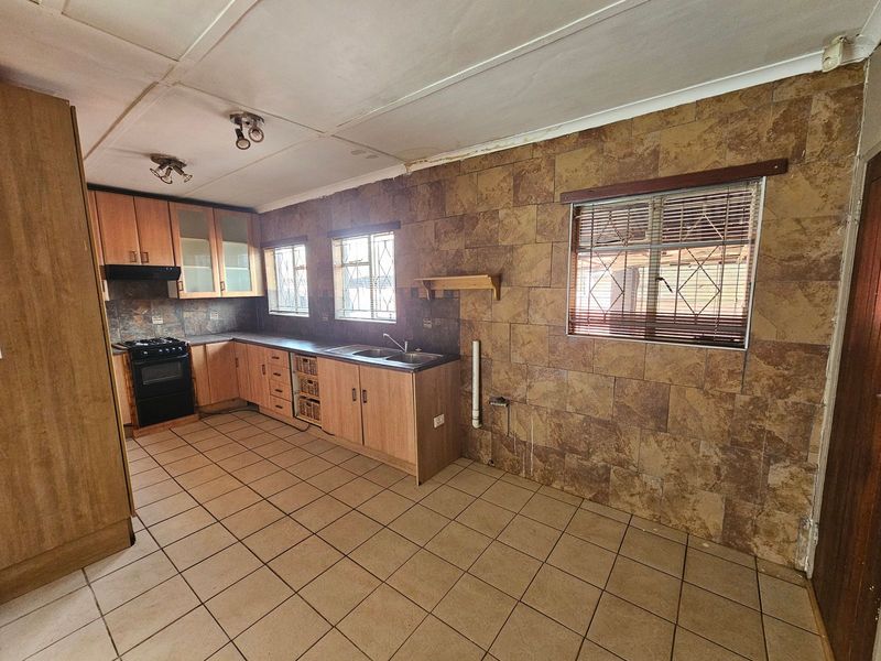 Spacious Family Home with Additional Flatlet and Small Pool!