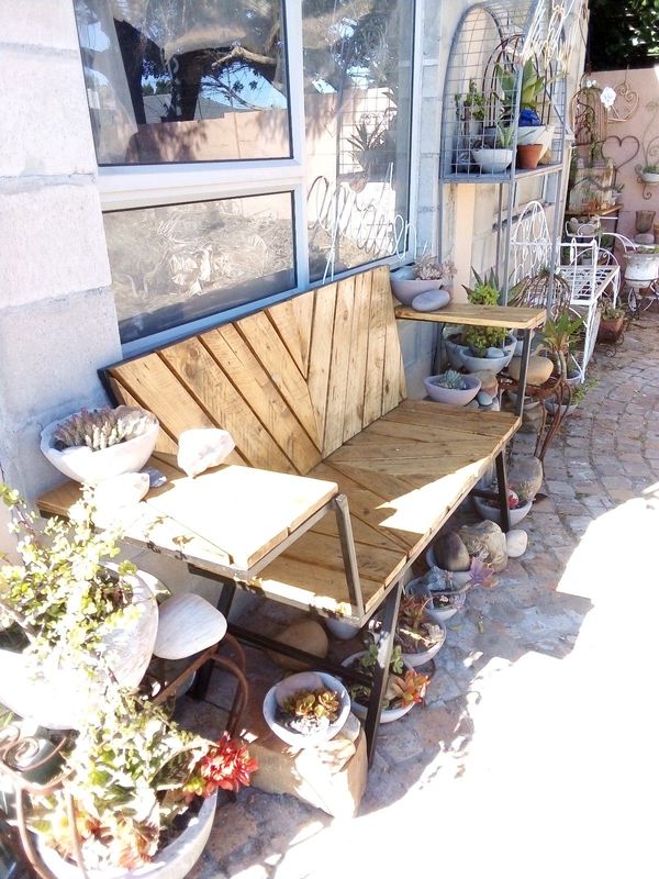 Metal and solid wood garden bench