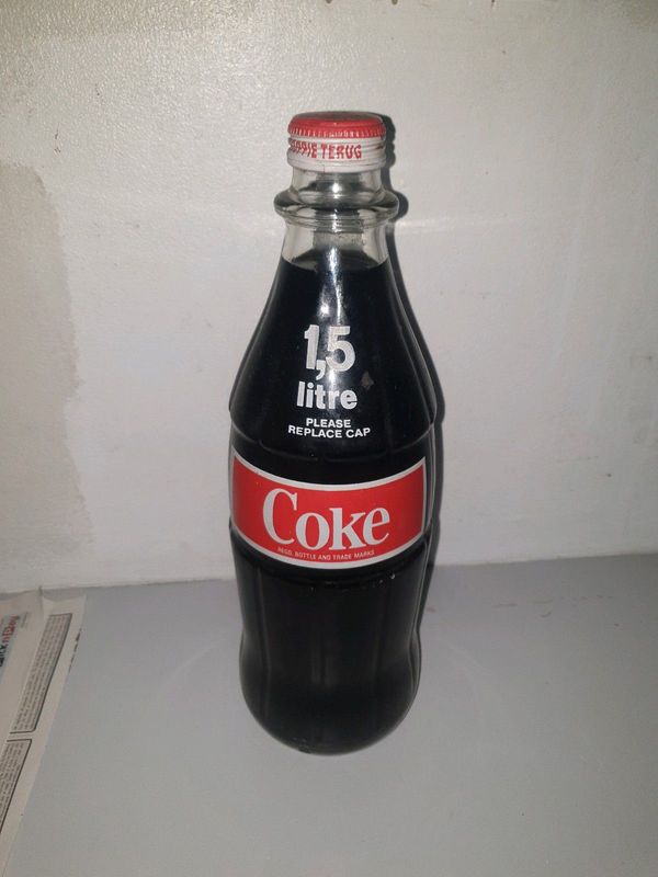 Vintage coca cola 1,5 litre glass bottle ( sealed &amp; full)