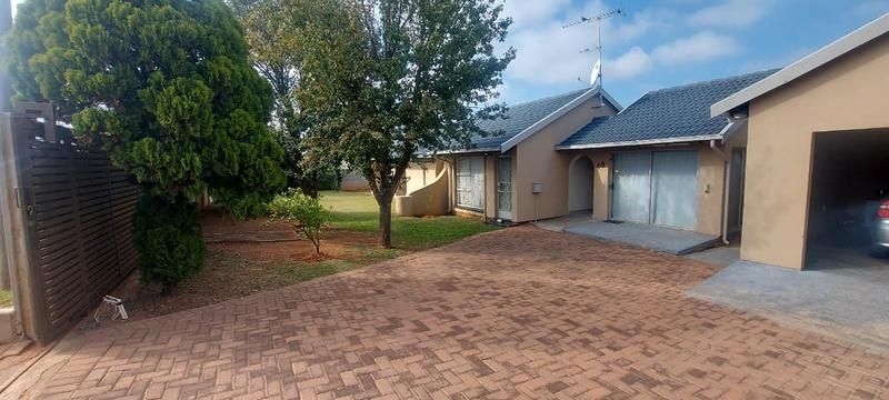 3 BEDROOM,2 BATHROOM HOME WITH 2 BACHELOR COTTAGES FOR SALE IN WITPOORTJIE.