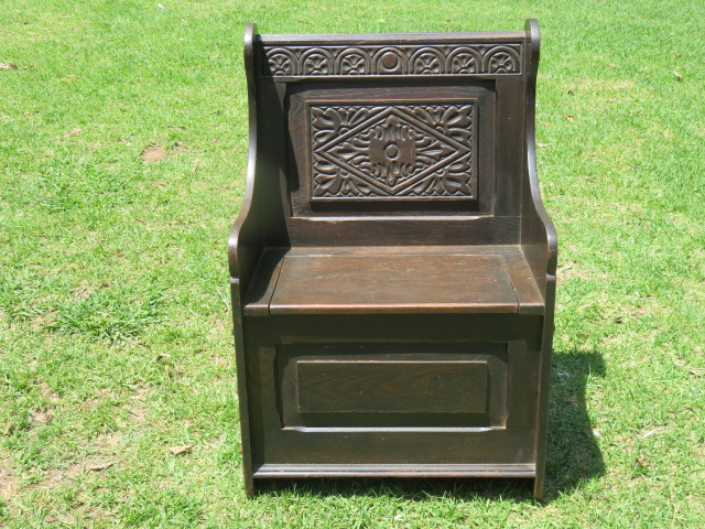 Carved oak monks bench/small settle-