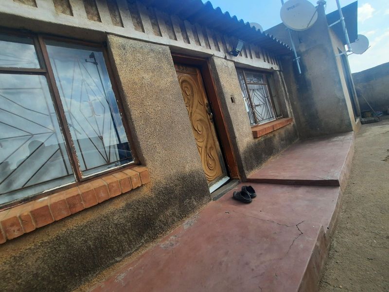 A FOUR ROOMED HOUSE IN MAKULONG TEMBISA