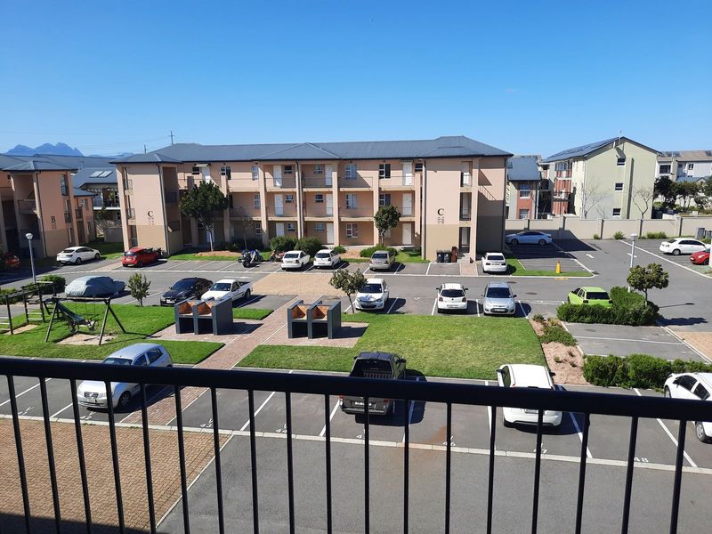 Neat 2 Bedroom Middle Floor Apartment - Ferngrove Complex