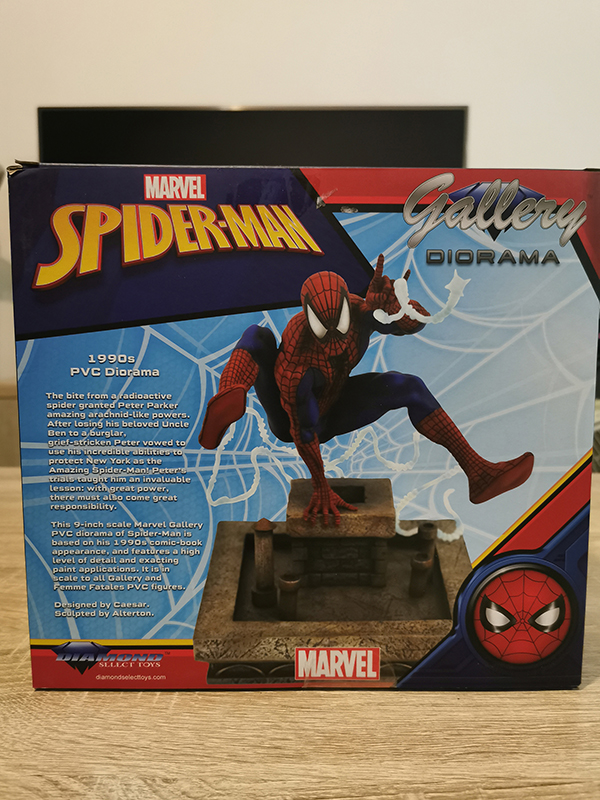 Spider-Man (90’s Version) Gallery Diorama Diamond Select Collectable Figurine (New In Box)