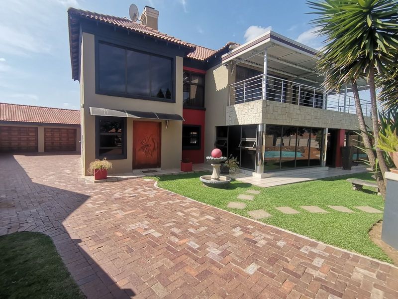 Welcome to luxury living in the sought-after Kibler Park, where this stunning double-storey five-be