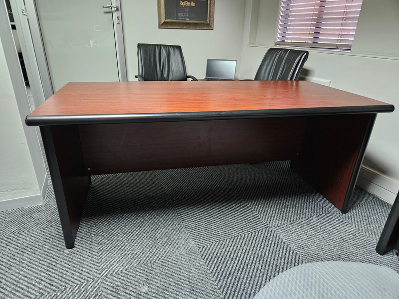Office desk and drawer set.