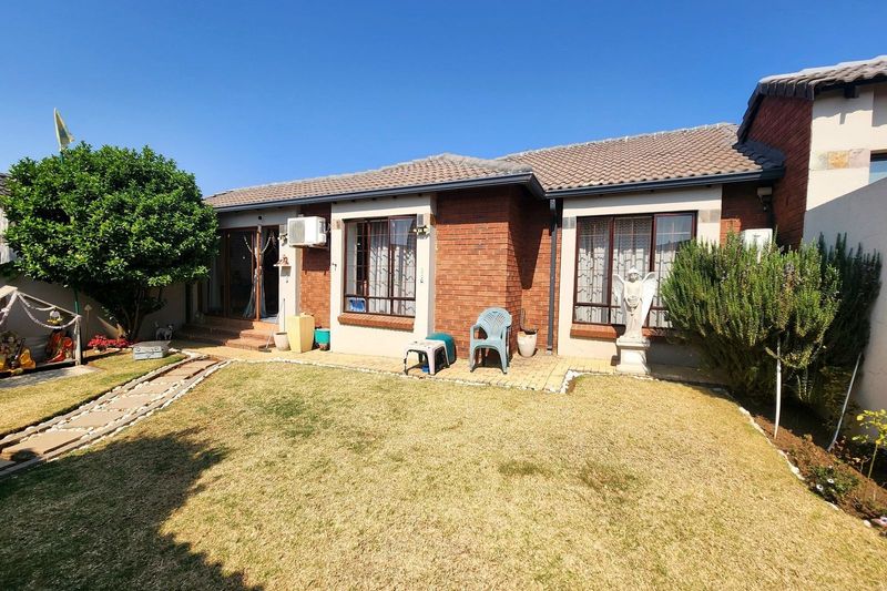 Modern 2 Bedroom Townhouse in Crescent Wood Estate, Midrand