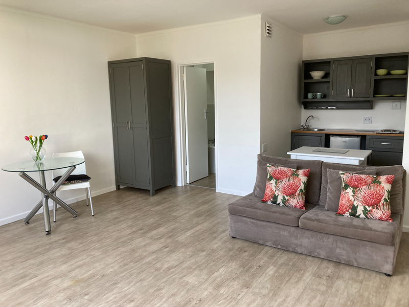 CLAREMONT, Bachelor / Studio apartment in security complex for rent