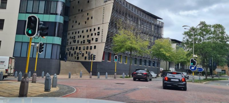 306 m2 OFFICE SPACE AVAILABLE IN PRIME LOCATION IN MELROSE ARCH WITH GENERATOR!