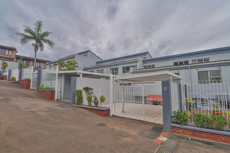 Immaculate 3 bedroom Duplex in a well maintained and well run complex.