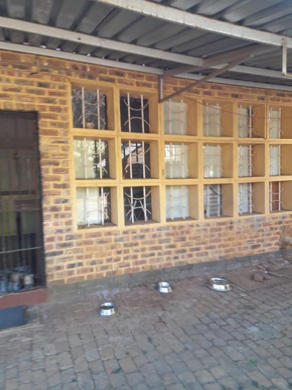 Louis Trichardt Commercial Building with 615 sqm Warehouse next to it FOR SALE!