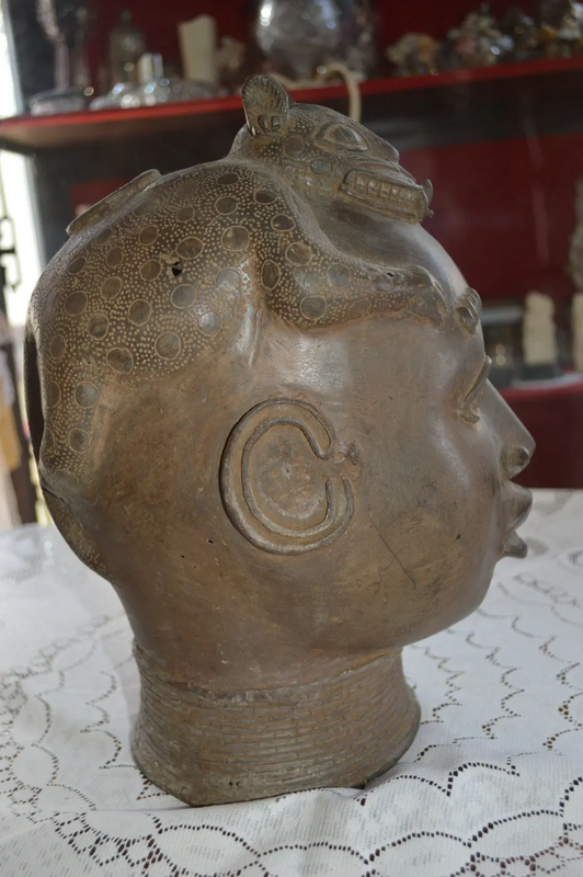 Benin bronze head, african artefact from Nigeria