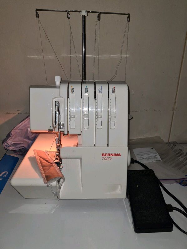 Bernina 700d overlocker in immaculate working condition