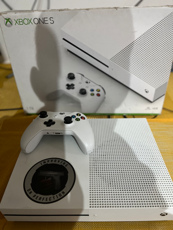 Xbox One S 1TB &#43; Games