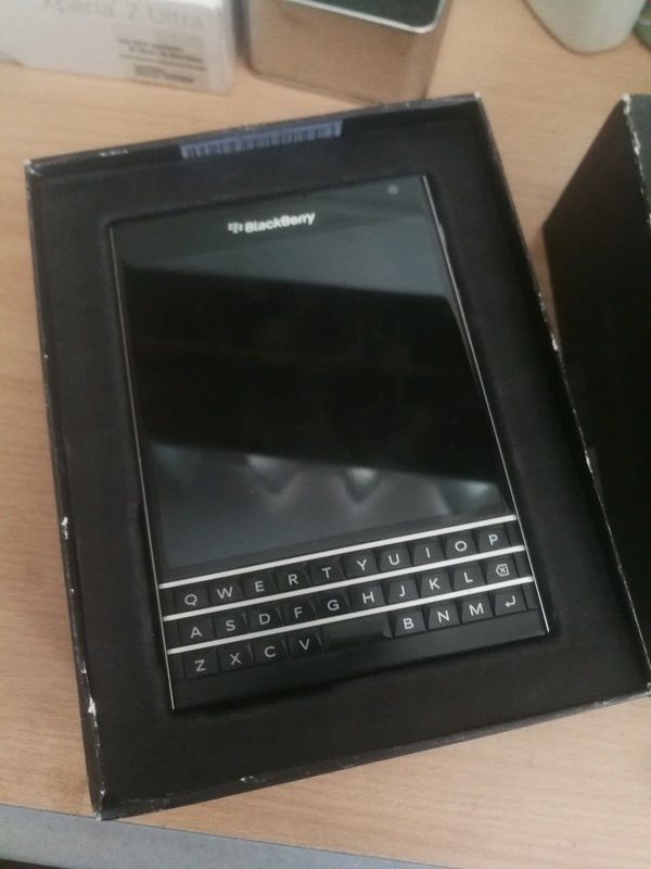 ORIGINAL BLACKBERRY PASSPORT 32GB / COLLECTORS/ IMMACULATE LIKE NEW