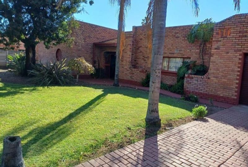 House in Penina Park For Sale