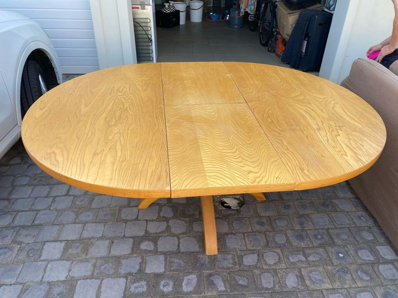Round / Oval Dining Room Table