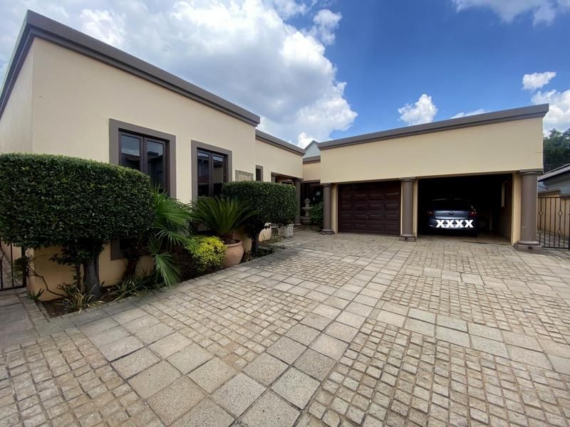 Boomed Road in Bedfordview, spacious and sunny 4 Bedroom Cluster Home in Bedfordview