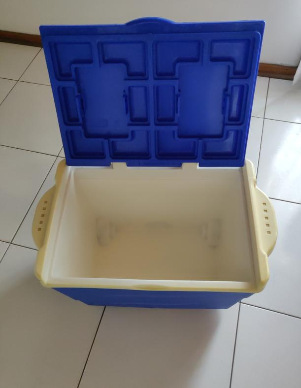 Cooler Box 77L Outdoor on wheels with handle